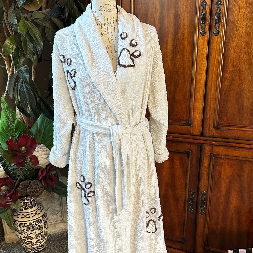 Canyon Group White Robe with Paw Print Design